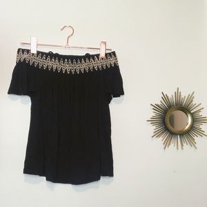 Black off the shoulder top 🤩